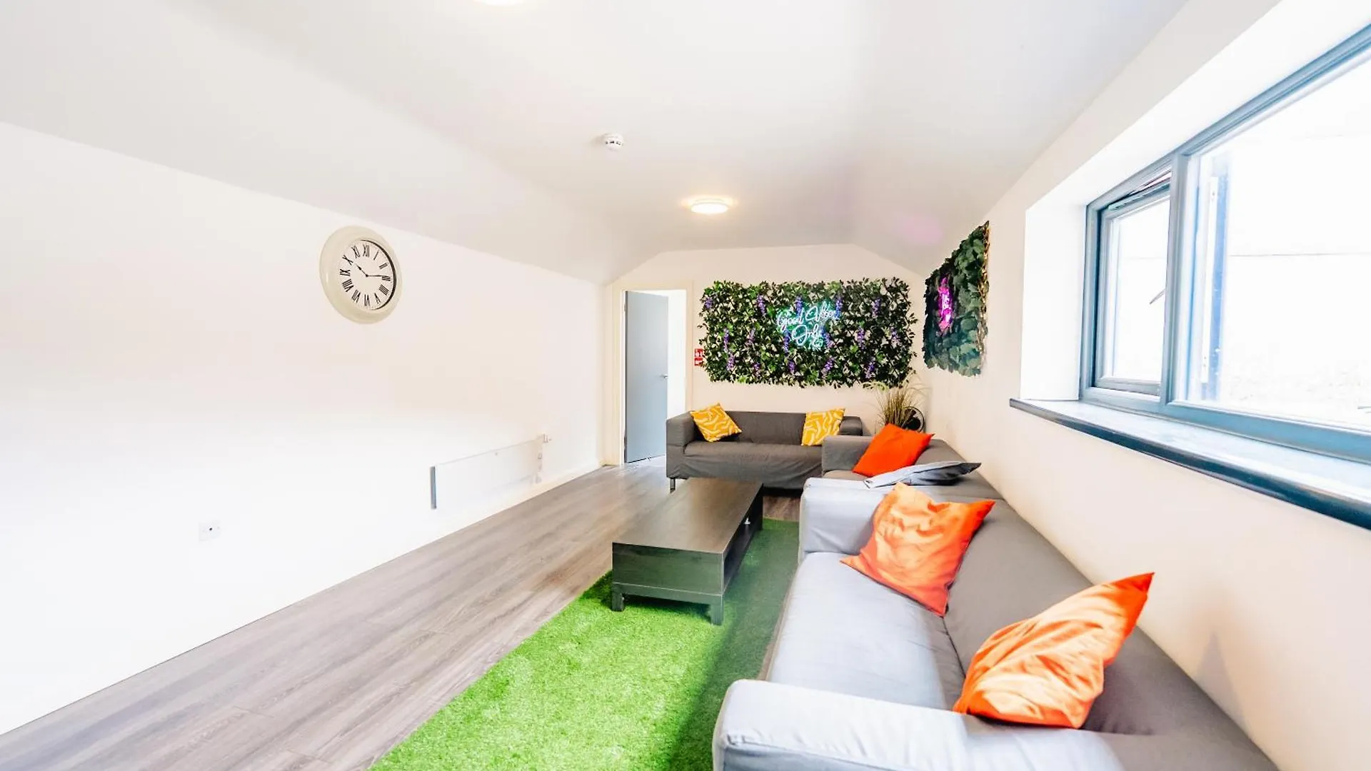 Spacious Stylish City Studio With Street View 卡迪夫