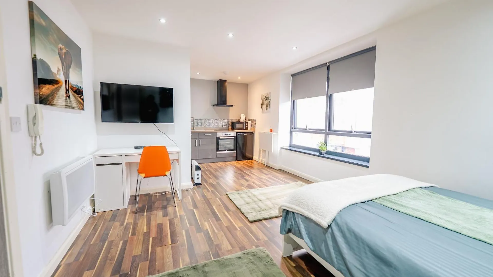 Spacious Stylish City Studio With Street View Κάρντιφ