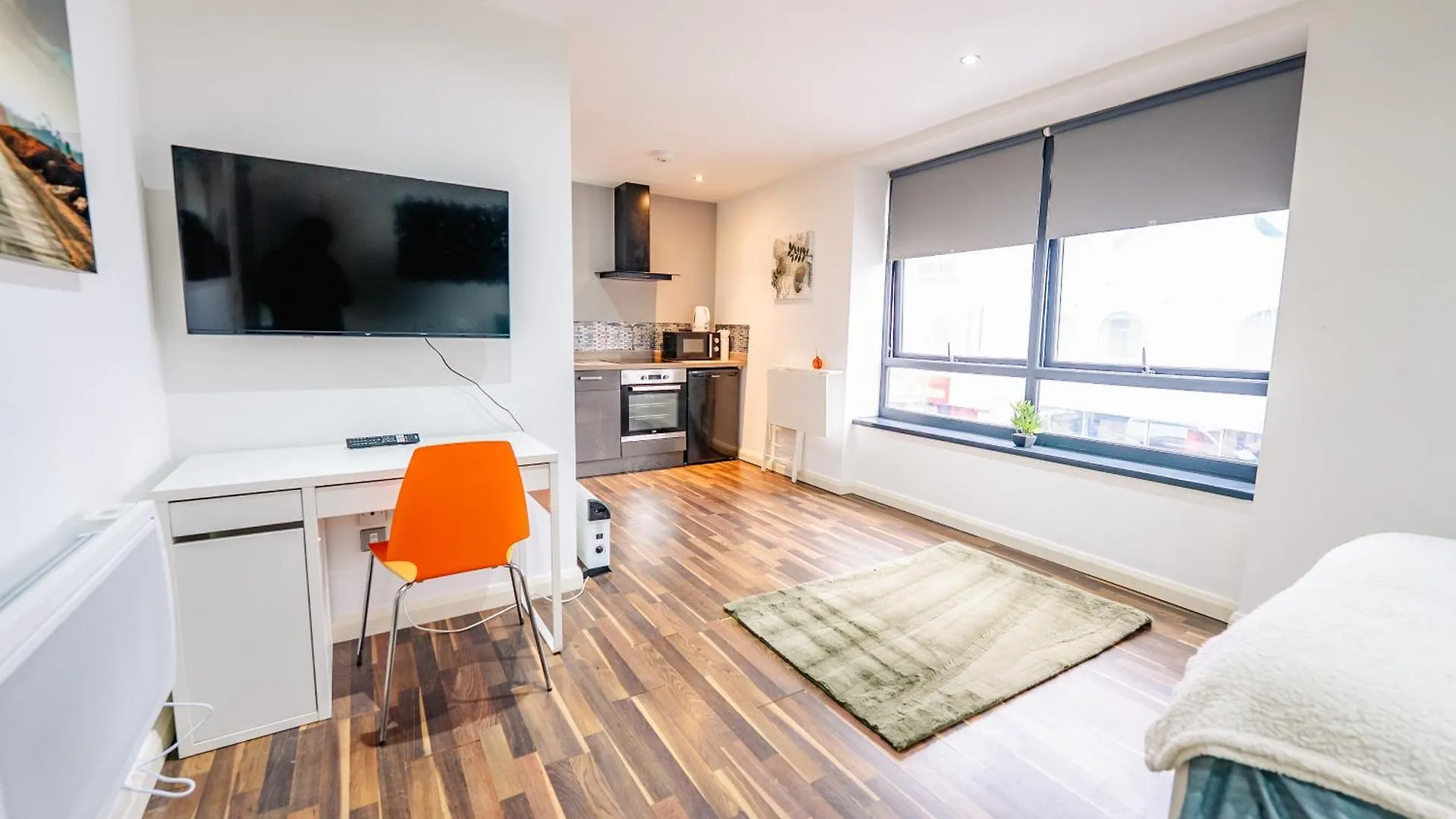 Spacious Stylish City Studio With Street View Κάρντιφ