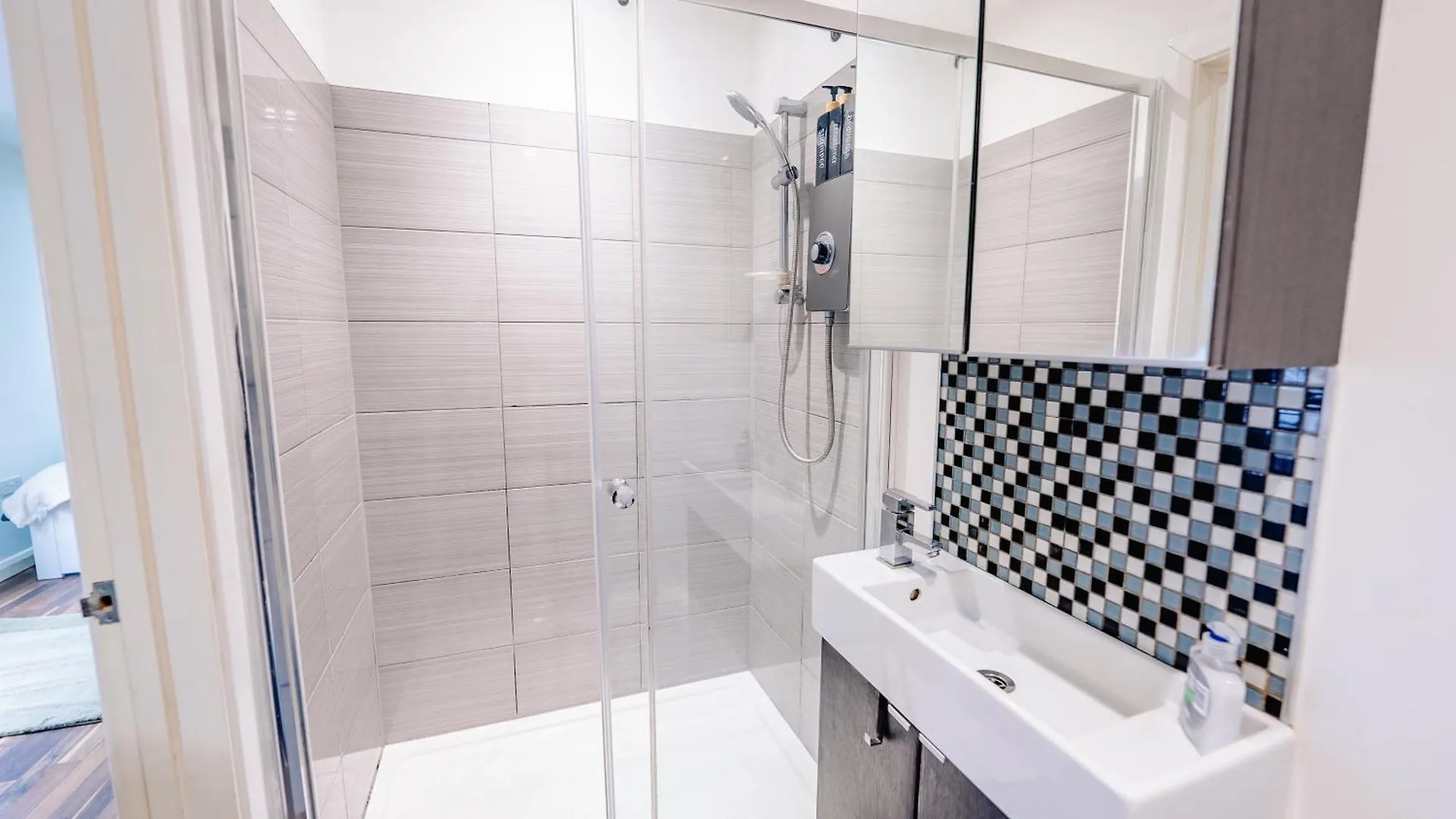 Spacious Stylish City Studio With Street View Κάρντιφ 0*,